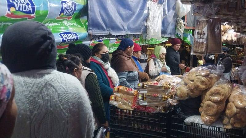 Un grupo de personas busca pan especial en el mercado Calatayud de Cochabamba. Un grupo de personas busca pan especial en el mercado Calatayud de Cochabamba.