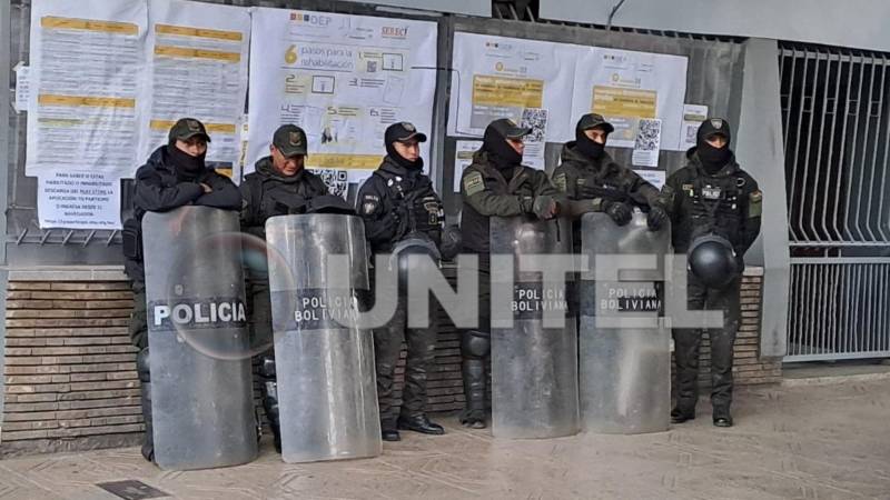 Hay resguardo policial en las oficinas del TED de Cochabamba. Hay resguardo policial en las oficinas del TED de Cochabamba.