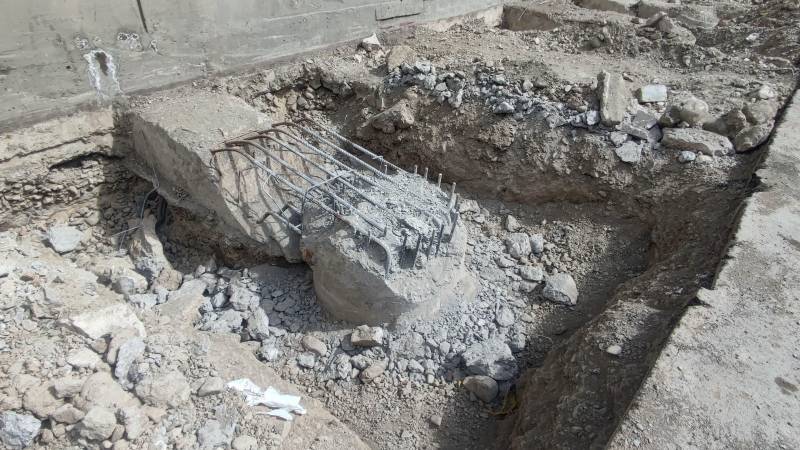 Las vigas de arriostre fracturadas en la obra. Las vigas de arriostre fracturadas en la obra.