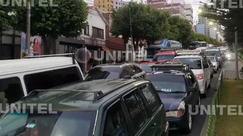 Doble fila en la ciudad de La Paz Doble fila en la ciudad de La Paz