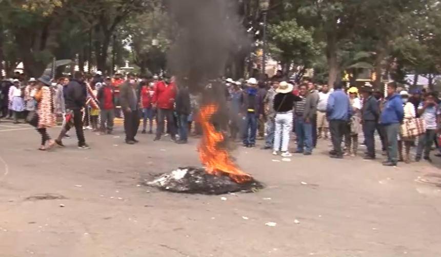 Tensión en Sacaba: Manifestantes reinstalan su vigilia exigiendo la alternancia en el Concejo