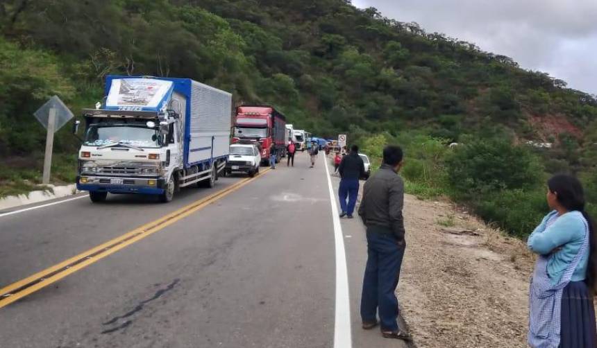 Ruta antigua Santa Cruz - Cochabamba: en el inicio del tercer día de bloqueo sigue el diálogo entre ANH y productores