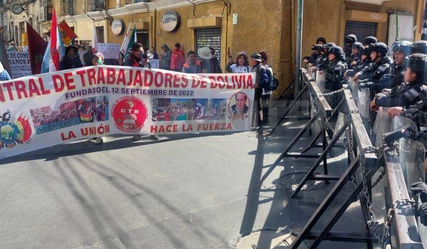 Gremiales de La Paz y El Alto marchan hasta el Ministerio de Economía por la escasez de dólares y contra el DS 4732