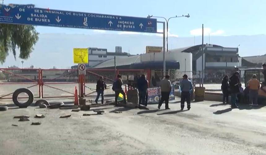 Choferes impiden la entrada y salida de buses en la Terminal de Cochabamba exigiendo mejores condiciones de trabajo