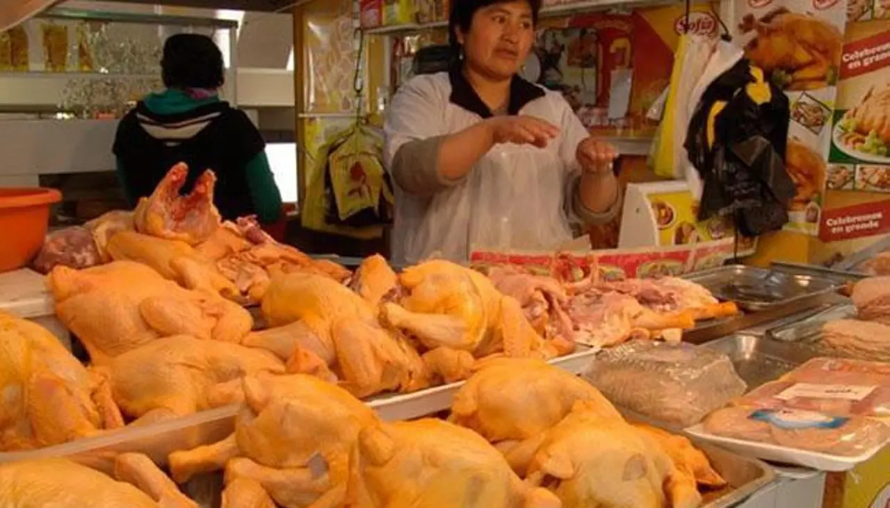 Vendedores reportan aumento en el precio del pollo en La Paz debido a la escasez de diésel Vendedores reportan aumento en el precio del pollo en La Paz debido a la escasez de diésel