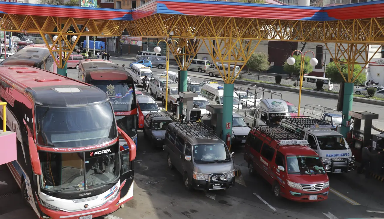 “Los bolivianos necesitamos combustible”: Cívicos cruceños exigen a Arce promulgar ley de importación de combustible “Los bolivianos necesitamos combustible”: Cívicos cruceños exigen a Arce promulgar ley de importación de combustible