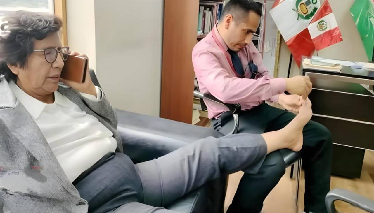 Salen a la luz imágenes de legisladora peruana haciéndose cortar las uñas con un asesor Salen a la luz imágenes de legisladora peruana haciéndose cortar las uñas con un asesor