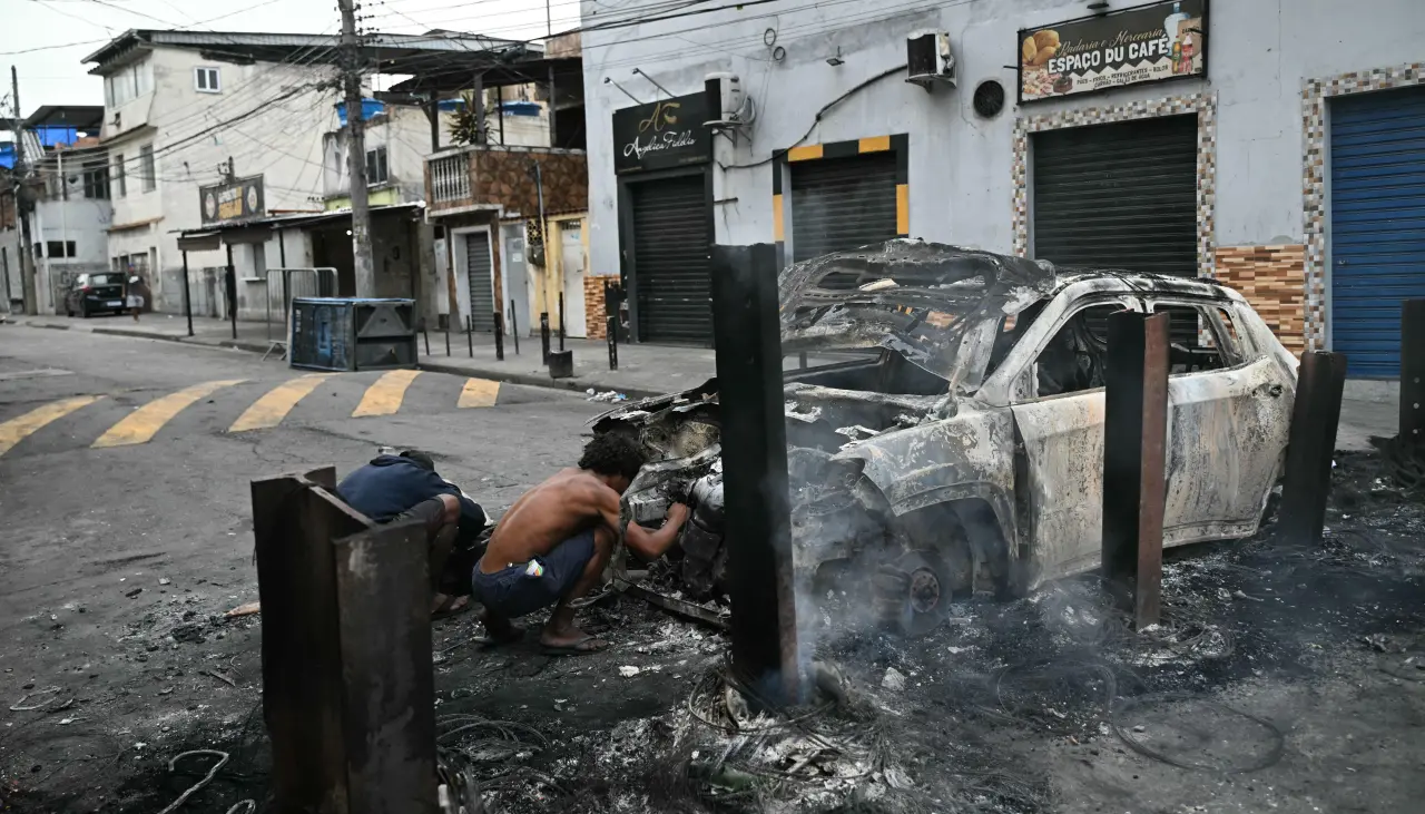 Narcotraficantes paralizan Río de Janeiro en represalia a una operación con 64 muertos Narcotraficantes paralizan Río de Janeiro en represalia a una operación con 64 muertos