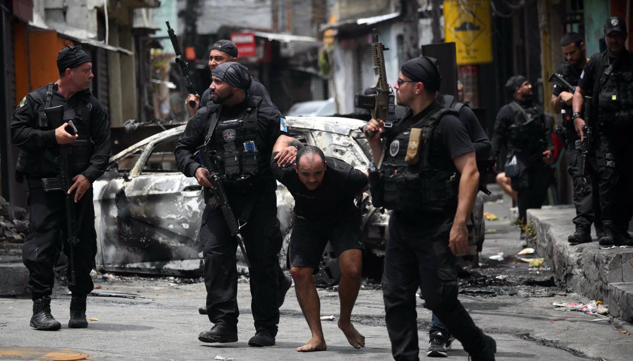 Guerra contra el crimen en Río: 64 muertos deja megaoperativo contra el Comando Vermhelo Guerra contra el crimen en Río: 64 muertos deja megaoperativo contra el Comando Vermhelo