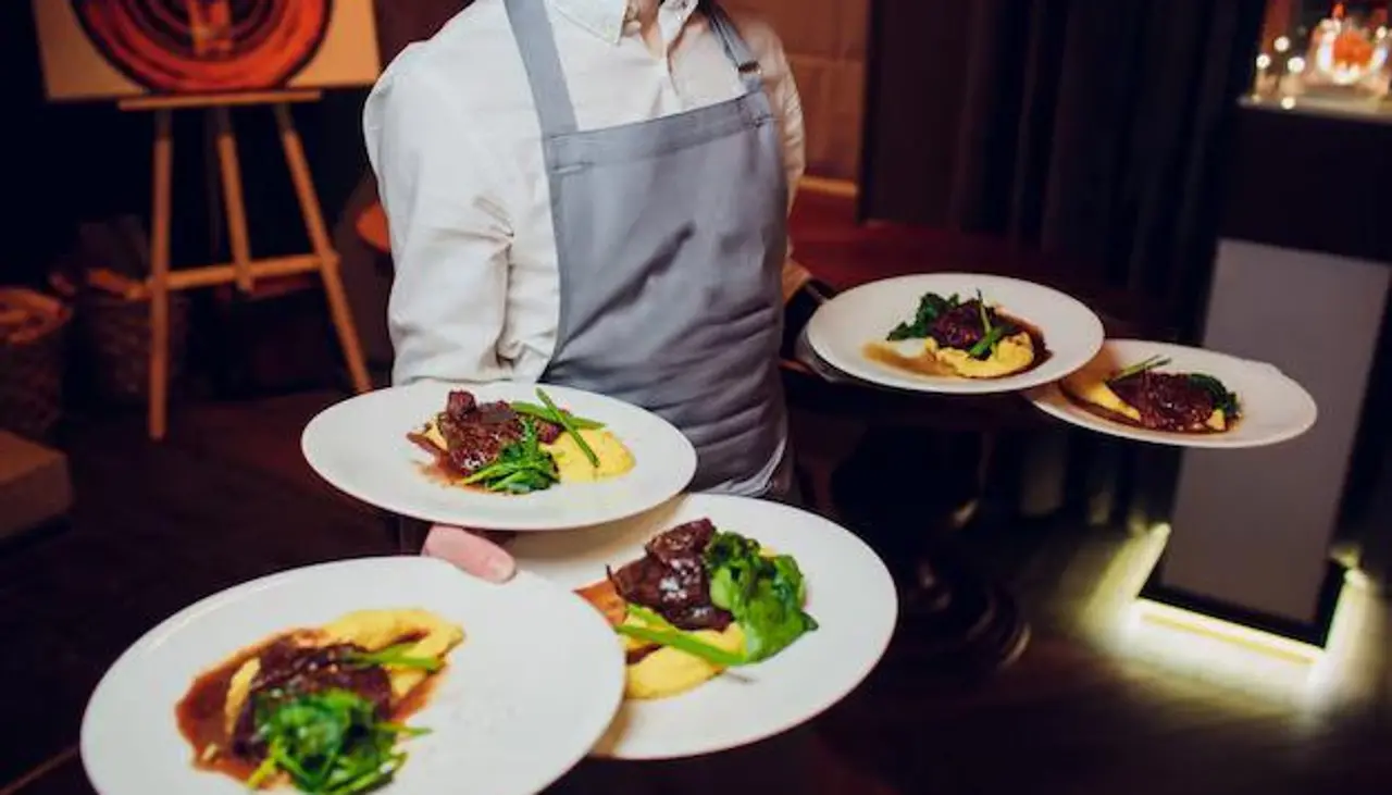 ¡Mesero equilibrista! lleva casi 50 platos en sus hombros y se roba el show en un restaurante de Brasilia ¡Mesero equilibrista! lleva casi 50 platos en sus hombros y se roba el show en un restaurante de Brasilia