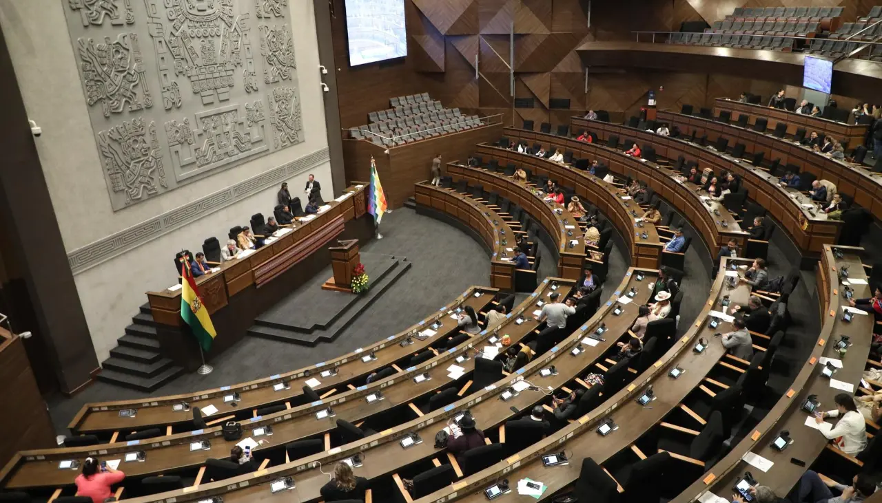 El pleno del Legislativo instala su última sesión con polémico debate sobre la ley de diferimiento de créditos El pleno del Legislativo instala su última sesión con polémico debate sobre la ley de diferimiento de créditos