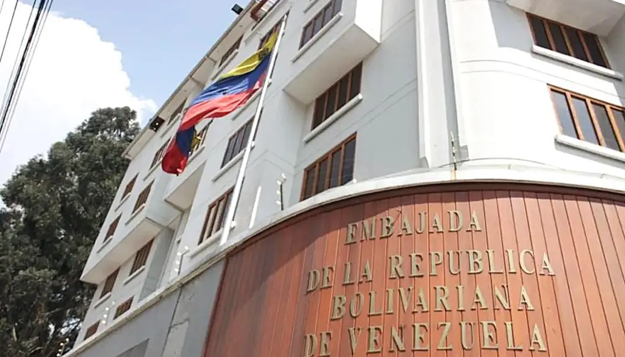 Tras el cruce entre Paz y Maduro, la embajada de Venezuela en Bolivia suspende trámites de migración Tras el cruce entre Paz y Maduro, la embajada de Venezuela en Bolivia suspende trámites de migración