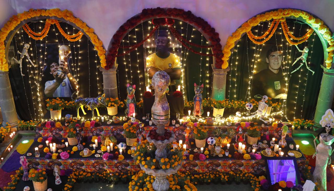Un altar de muertos en México recuerda a los astros del fútbol Pelé y Maradona Un altar de muertos en México recuerda a los astros del fútbol Pelé y Maradona