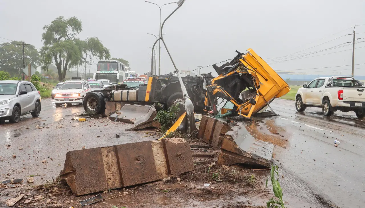 Aparatoso accidente: Tráiler impacta contra los separados de la carretera Warnes – Montero, el conductor logró sobrevivir Aparatoso accidente: Tráiler impacta contra los separados de la carretera Warnes – Montero, el conductor logró sobrevivir