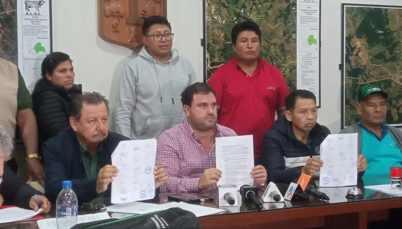 Lecheros piden un precio base de Bs 7 por litro de leche y apuntan a Arce por la crisis sectorial Lecheros piden un precio base de Bs 7 por litro de leche y apuntan a Arce por la crisis sectorial