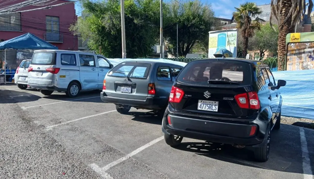 Una sala constitucional suspendió el parqueo tarifado; la Alcaldía de La Paz dice que el servicio sigue vigente Una sala constitucional suspendió el parqueo tarifado; la Alcaldía de La Paz dice que el servicio sigue vigente