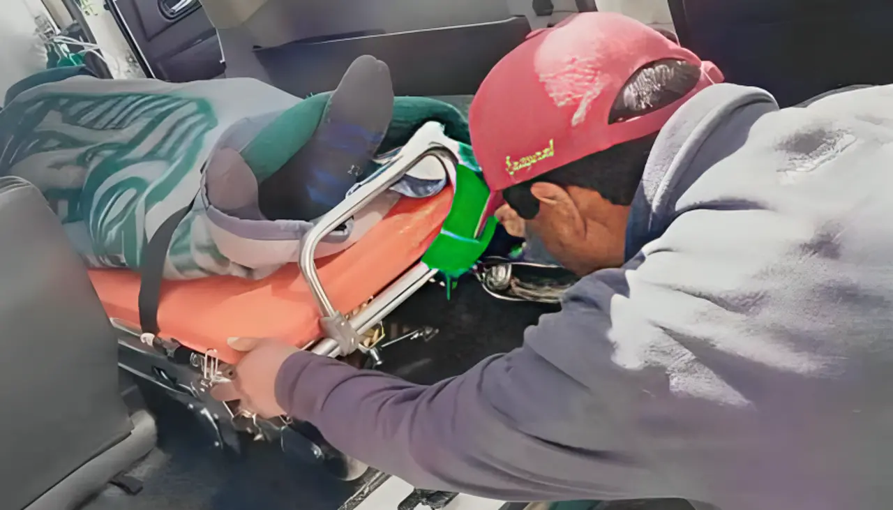 Tres obreros caen a un tanque de combustible, uno de ellos está en terapia intensiva  Tres obreros caen a un tanque de combustible, uno de ellos está en terapia intensiva