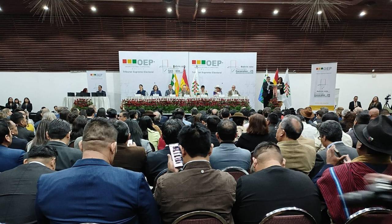 El TSE entrega credenciales a los nuevos legisladores y les encomienda dos temas urgentes El TSE entrega credenciales a los nuevos legisladores y les encomienda dos temas urgentes