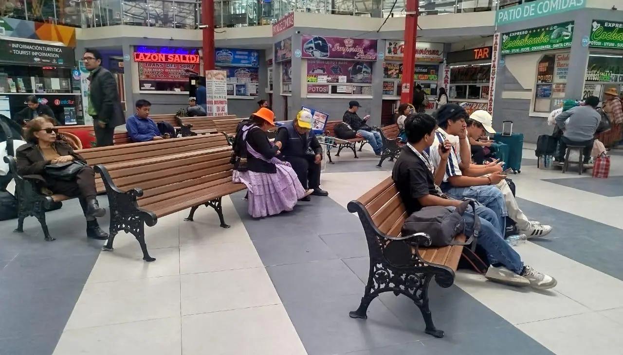 Suben precios de pasajes en la terminal de La Paz; la tarifa a Santa Cruz es de Bs 300 cuando no debería superar los Bs 220  Suben precios de pasajes en la terminal de La Paz; la tarifa a Santa Cruz es de Bs 300 cuando no debería superar los Bs 220