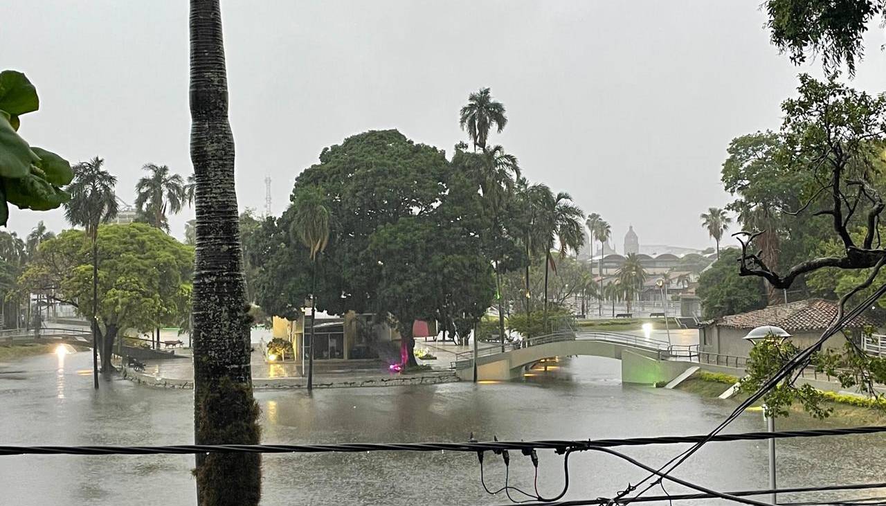 Dos familias fueron evacuadas debido a las inundaciones por la intensa lluvia en la capital cruceña Dos familias fueron evacuadas debido a las inundaciones por la intensa lluvia en la capital cruceña