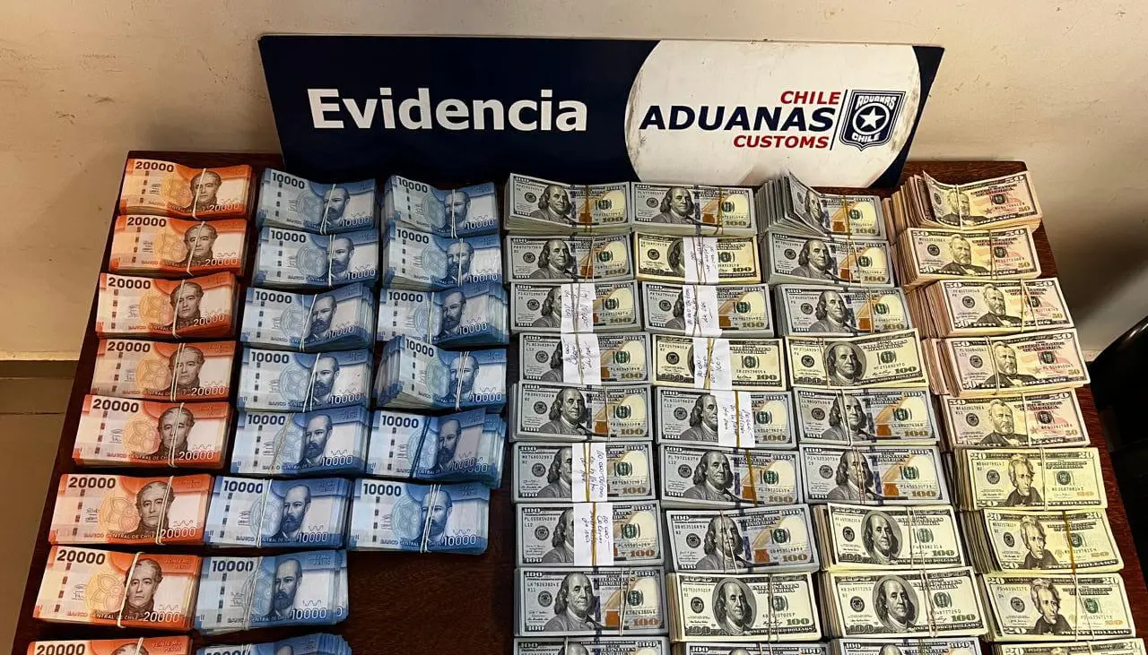Hallan “millonario contrabando de dinero” en un bus que salió de Bolivia con destino a Chile Hallan “millonario contrabando de dinero” en un bus que salió de Bolivia con destino a Chile