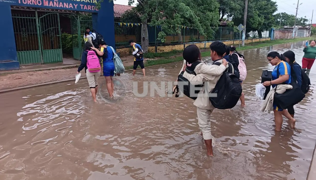 Intensas lluvias: Un colegio quedó con el ingreso inundado y en otra unidad educativa cayó parte del techo Intensas lluvias: Un colegio quedó con el ingreso inundado y en otra unidad educativa cayó parte del techo