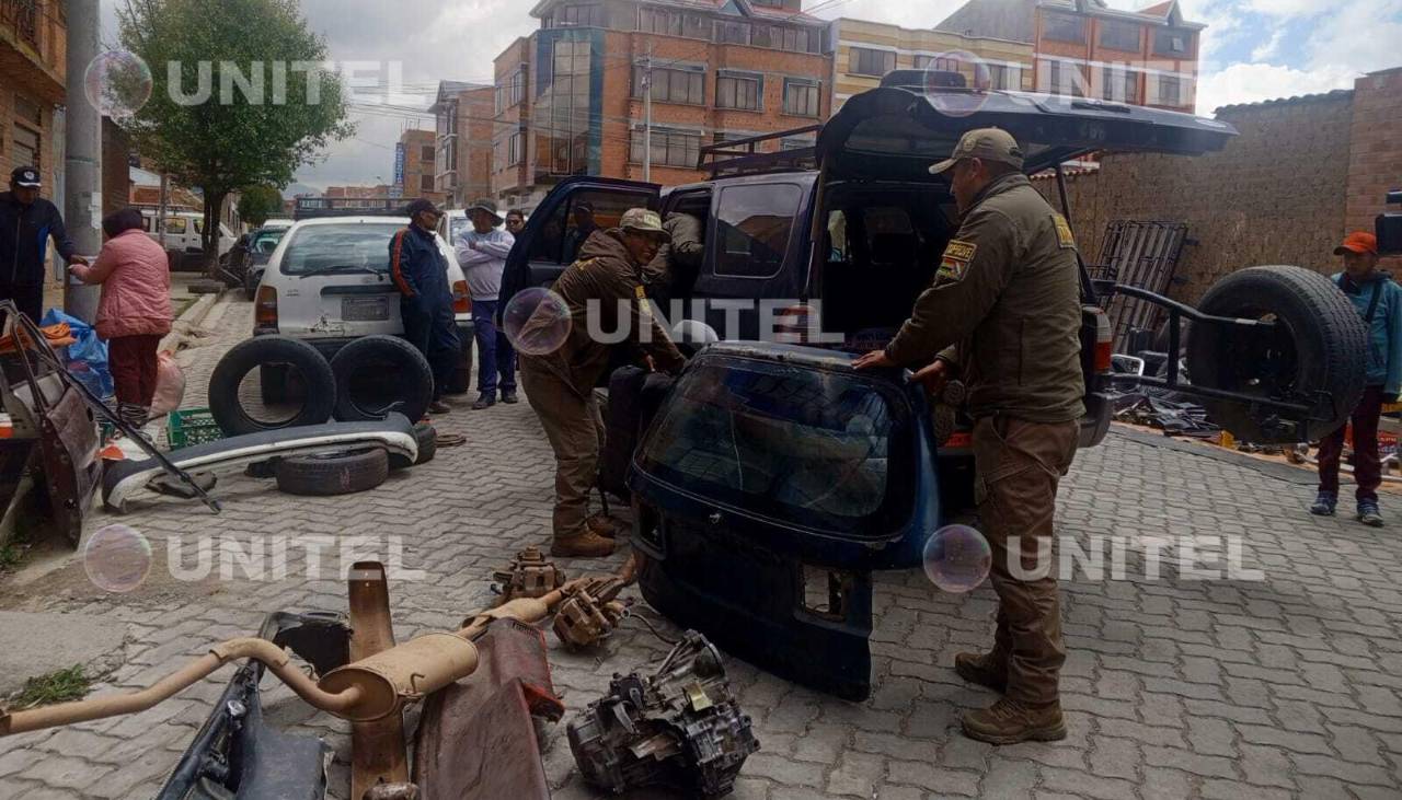 Hombre halla en una feria de El Alto las partes de su vehículo robado en agosto Hombre halla en una feria de El Alto las partes de su vehículo robado en agosto