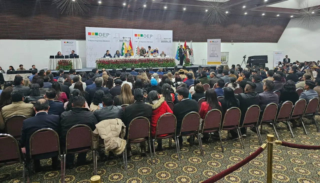 “Asumen un compromiso que va más allá de los colores políticos”, dice Paz a los asambleístas “Asumen un compromiso que va más allá de los colores políticos”, dice Paz a los asambleístas