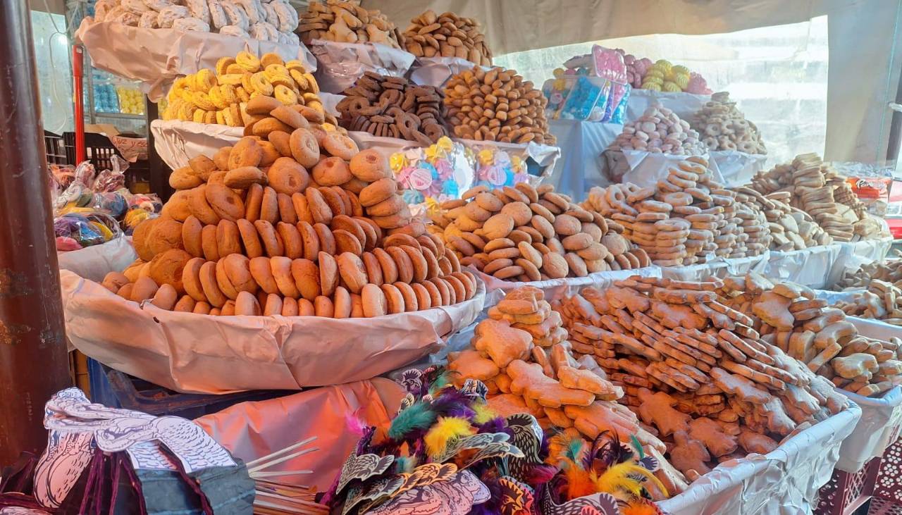 “Está caro, pero vamos a hacer el esfuerzo”, familias arman mesas de Todos Santos pese a la crisis “Está caro, pero vamos a hacer el esfuerzo”, familias arman mesas de Todos Santos pese a la crisis