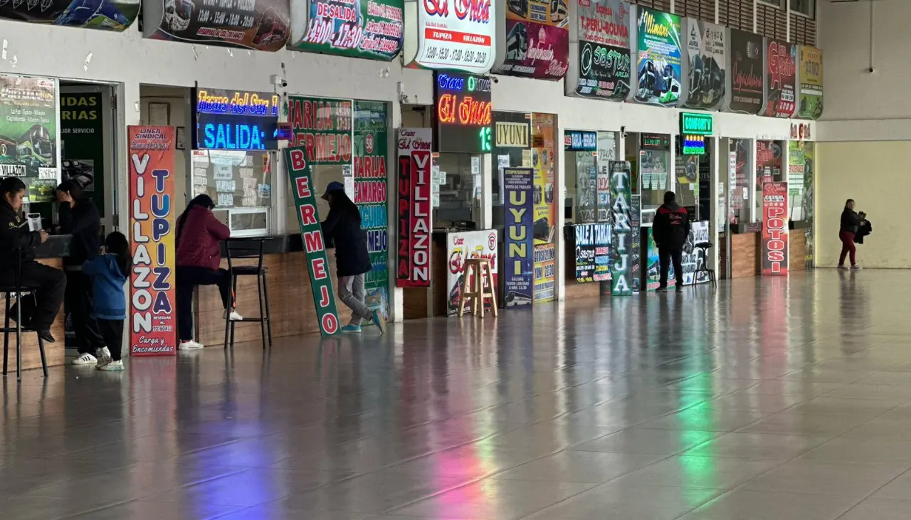 Atención viajeros: Empresas de buses de El Alto recomiendan comprar pasajes con 24 horas de anticipación por falta de diésel Atención viajeros: Empresas de buses de El Alto recomiendan comprar pasajes con 24 horas de anticipación por falta de diésel