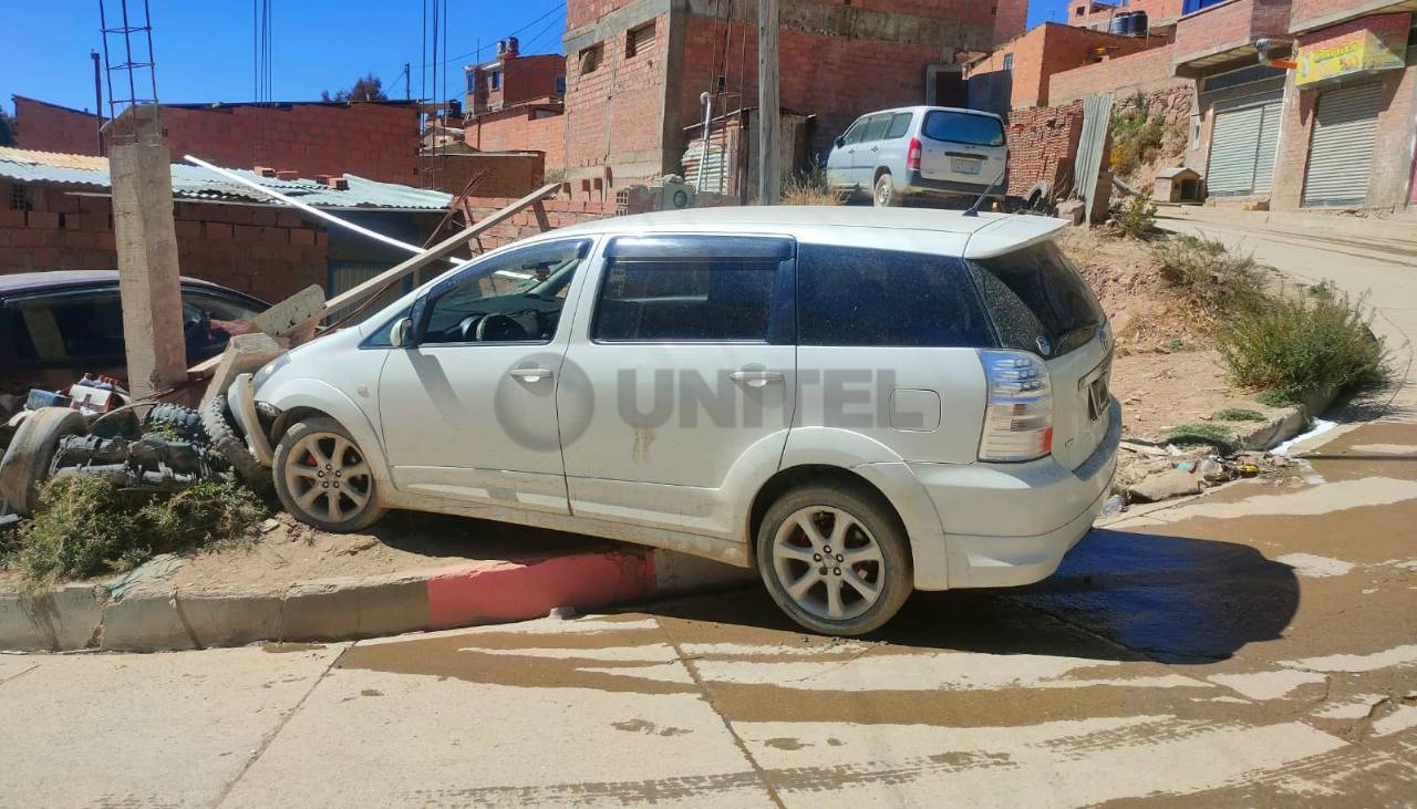 Conductor ebrio atropella a tres estudiantes y luego impacta contra una vivienda Conductor ebrio atropella a tres estudiantes y luego impacta contra una vivienda