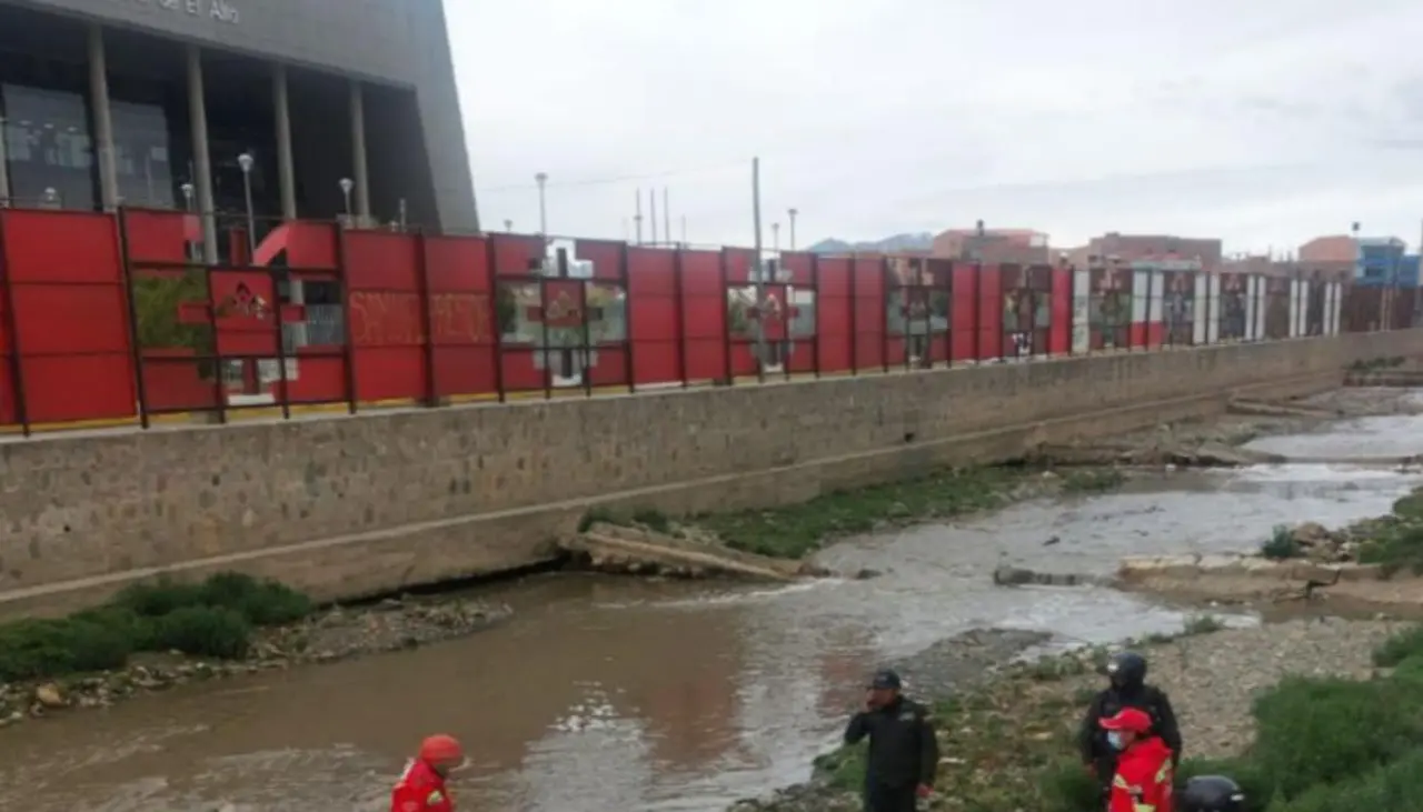 Hallan el cuerpo sin vida de una persona en un río de El Alto, señala la Fiscalía Hallan el cuerpo sin vida de una persona en un río de El Alto, señala la Fiscalía