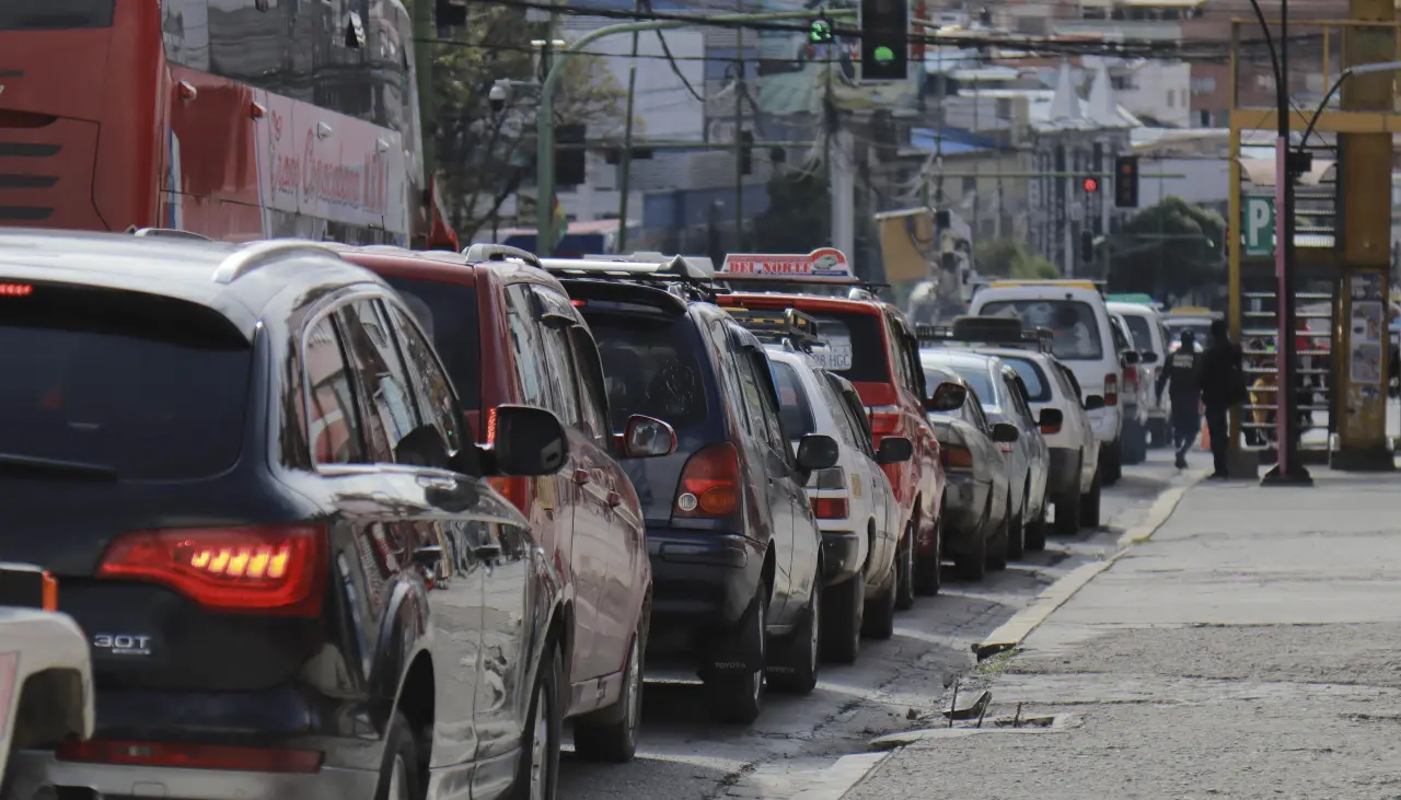 Dirigente de transporte pesado denuncia venta de combustible “hasta en Bs 15 por litro y en bolsa negra”  Dirigente de transporte pesado denuncia venta de combustible “hasta en Bs 15 por litro y en bolsa negra”