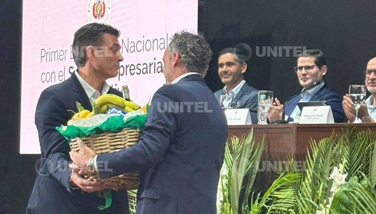 Rodrigo Paz recibe una canasta simbólica con alimentos que se producen en Bolivia  Rodrigo Paz recibe una canasta simbólica con alimentos que se producen en Bolivia
