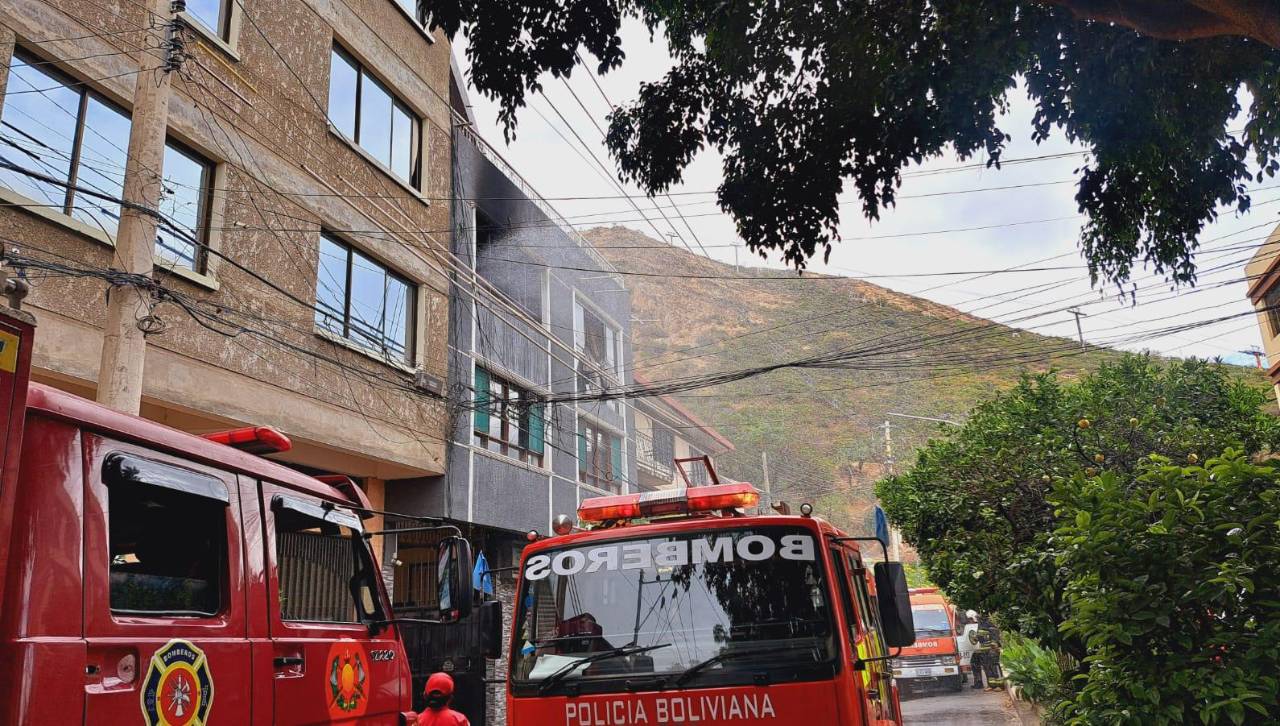 Una mujer resulta herida tras incendio en el segundo piso de un inmueble Una mujer resulta herida tras incendio en el segundo piso de un inmueble