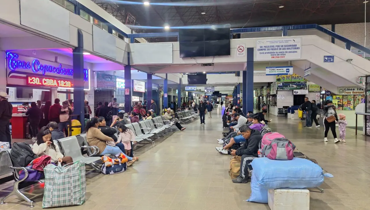 Pasajeros denuncian incremento de precio en los pasajes en puertas del feriado por Todos Santos Pasajeros denuncian incremento de precio en los pasajes en puertas del feriado por Todos Santos