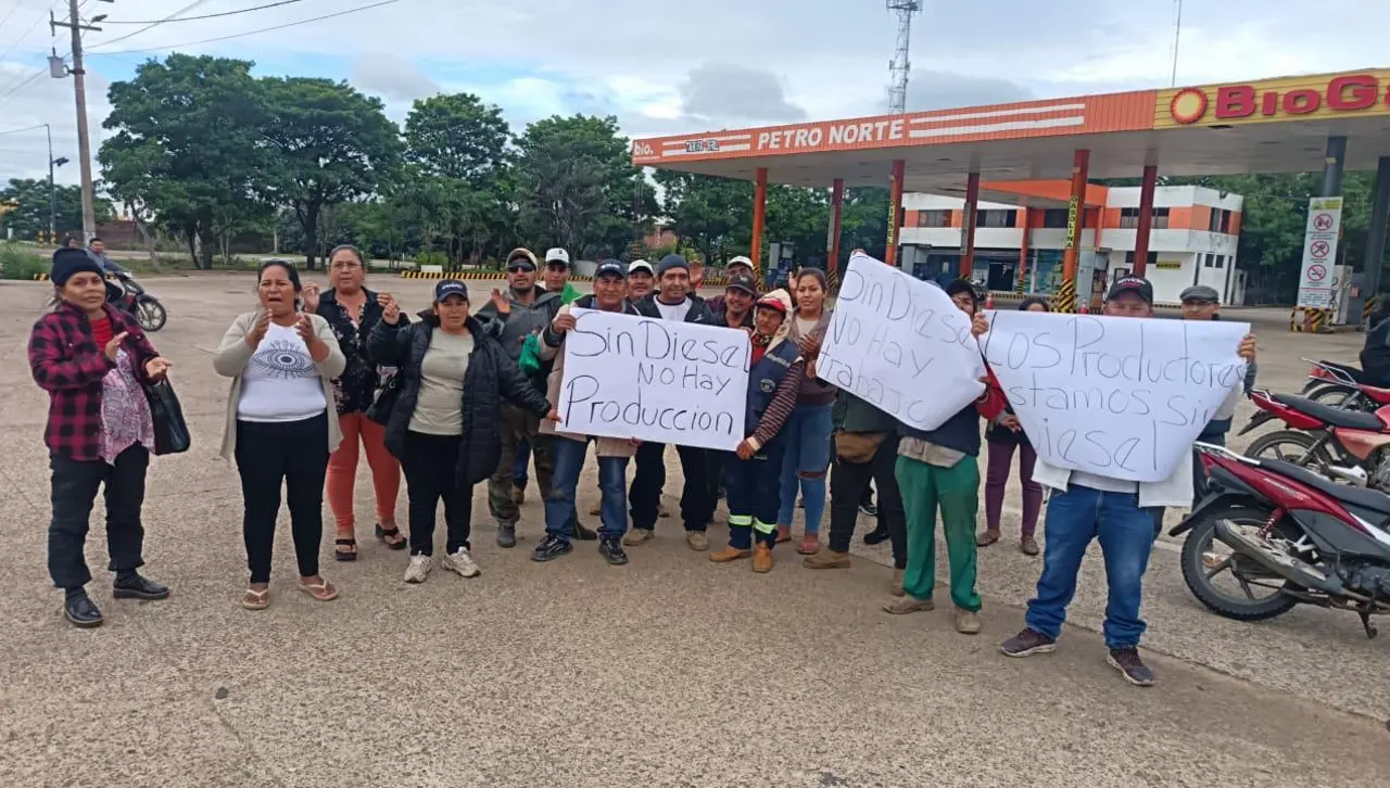 Cañeros denuncian que llevan dos semanas sin diésel y amenazan con bloquear YPFB Cañeros denuncian que llevan dos semanas sin diésel y amenazan con bloquear YPFB