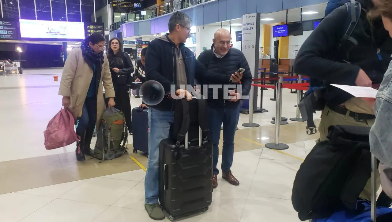 Espinoza y Lupo, del equipo económico del presidente electo, parten a EEUU en busca de dólares; se prevé que Paz viaje el miércoles Espinoza y Lupo, del equipo económico del presidente electo, parten a EEUU en busca de dólares; se prevé que Paz viaje el miércoles