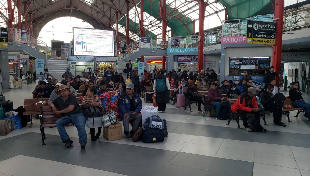 Bolivia inicia un fin de semana largo marcado por la falta de combustible para los viajes Bolivia inicia un fin de semana largo marcado por la falta de combustible para los viajes