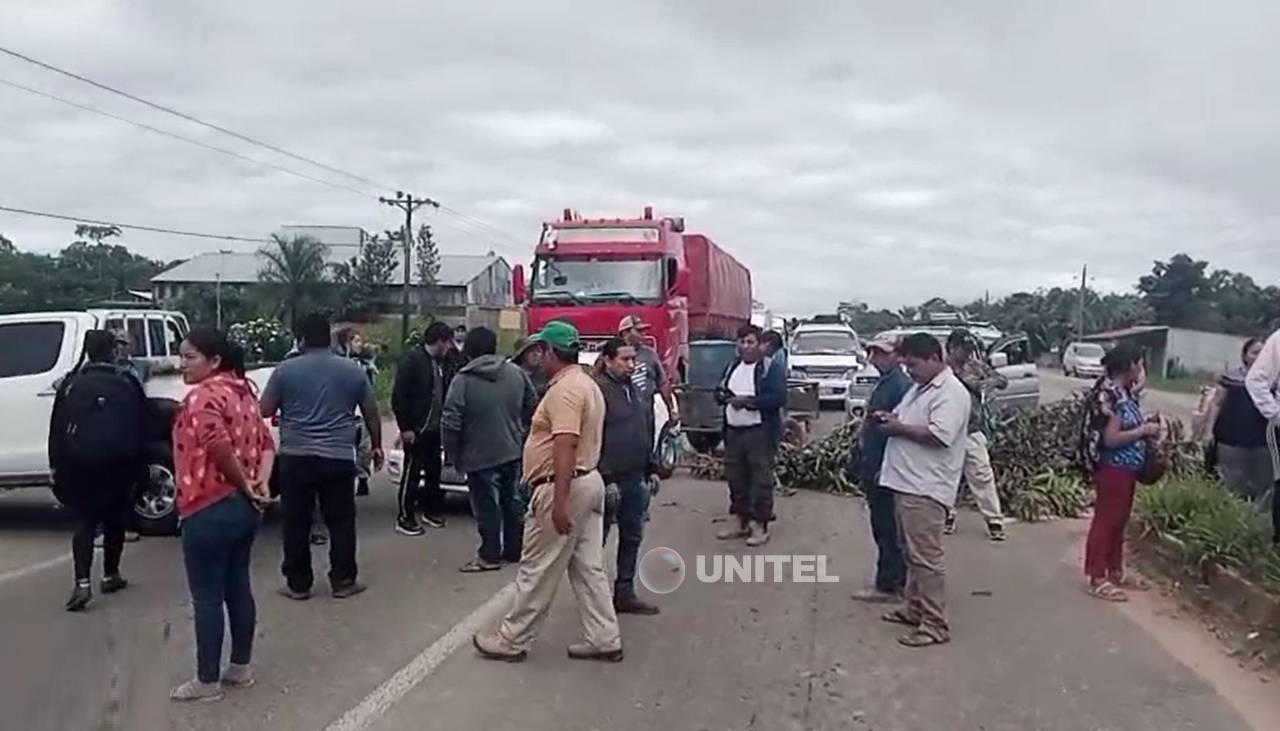 Productores de Santa Fe y San Juan de Yapacaní bloquearon por unas horas en la ruta Santa Cruz – Cochabamba Productores de Santa Fe y San Juan de Yapacaní bloquearon por unas horas en la ruta Santa Cruz – Cochabamba