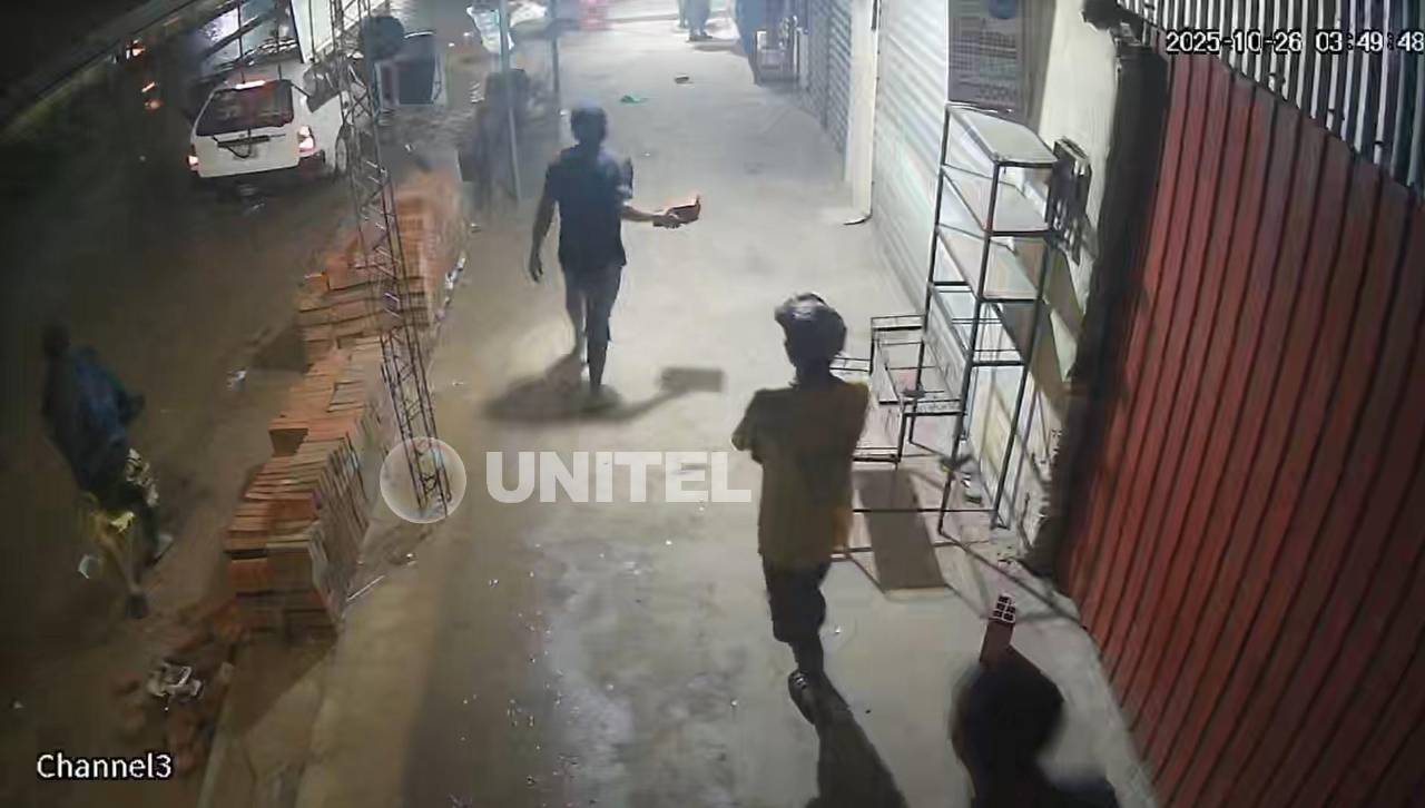 Video: A ladrillazos, pandilleros atacan a taxista en el Plan Tres Mil Video: A ladrillazos, pandilleros atacan a taxista en el Plan Tres Mil