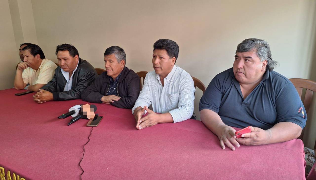 Transportistas denuncian que YPFB redujo a la mitad la dotación de combustible para Cochabamba Transportistas denuncian que YPFB redujo a la mitad la dotación de combustible para Cochabamba