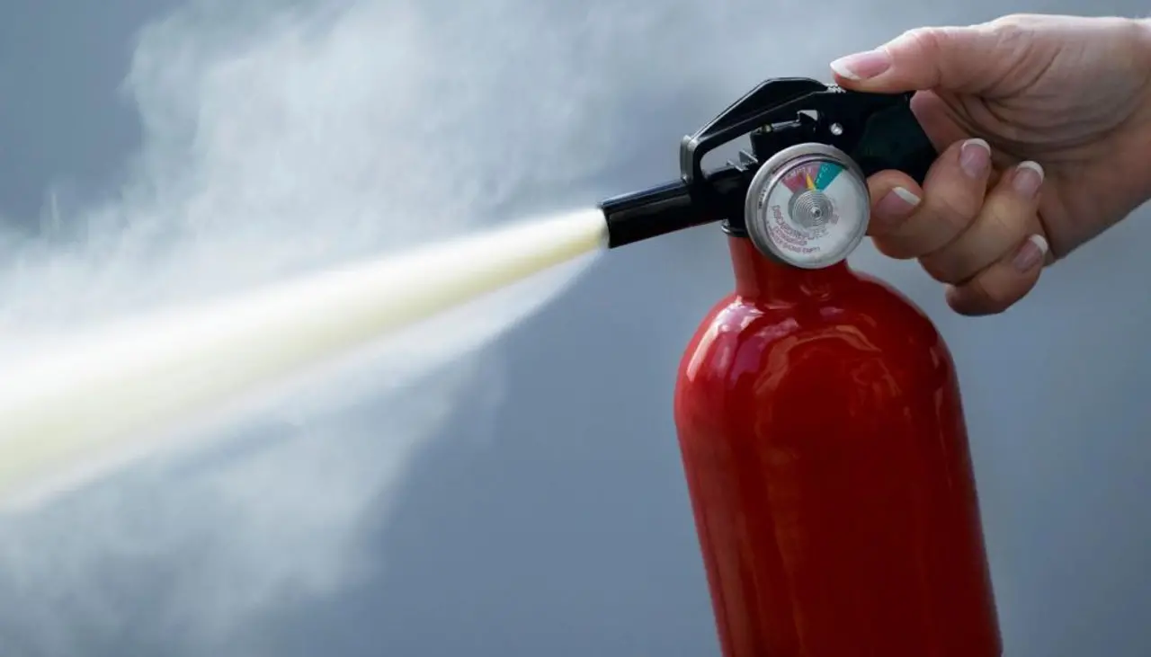Con estilo y extintor en mano, adolescente se roba el show en simulacro de bomberos Con estilo y extintor en mano, adolescente se roba el show en simulacro de bomberos