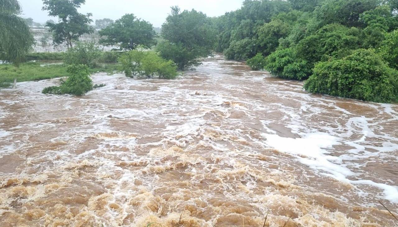 Dos barrios amenazados en Puerto Paila tras ruptura de un dique y rebalse del río Cotoca Dos barrios amenazados en Puerto Paila tras ruptura de un dique y rebalse del río Cotoca