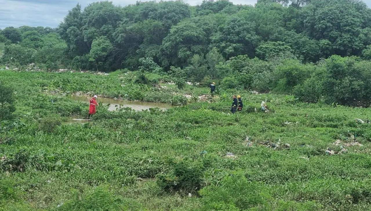 Tras lluvias, buscan a una persona que presuntamente cayó a un canal de drenaje en Santa Cruz Tras lluvias, buscan a una persona que presuntamente cayó a un canal de drenaje en Santa Cruz