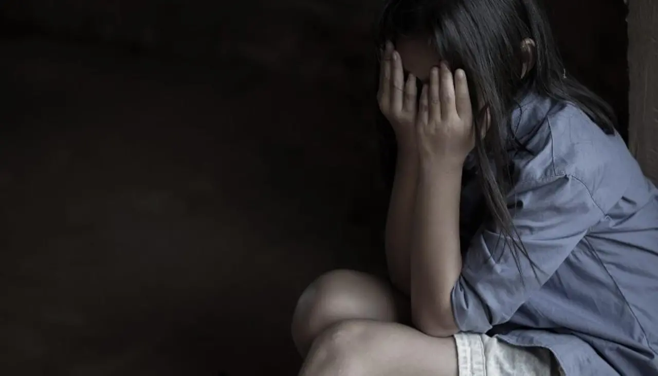 Una adolescente quedó embarazada tras ser víctima de violación por su padrastro, reporta la Policía  Una adolescente quedó embarazada tras ser víctima de violación por su padrastro, reporta la Policía