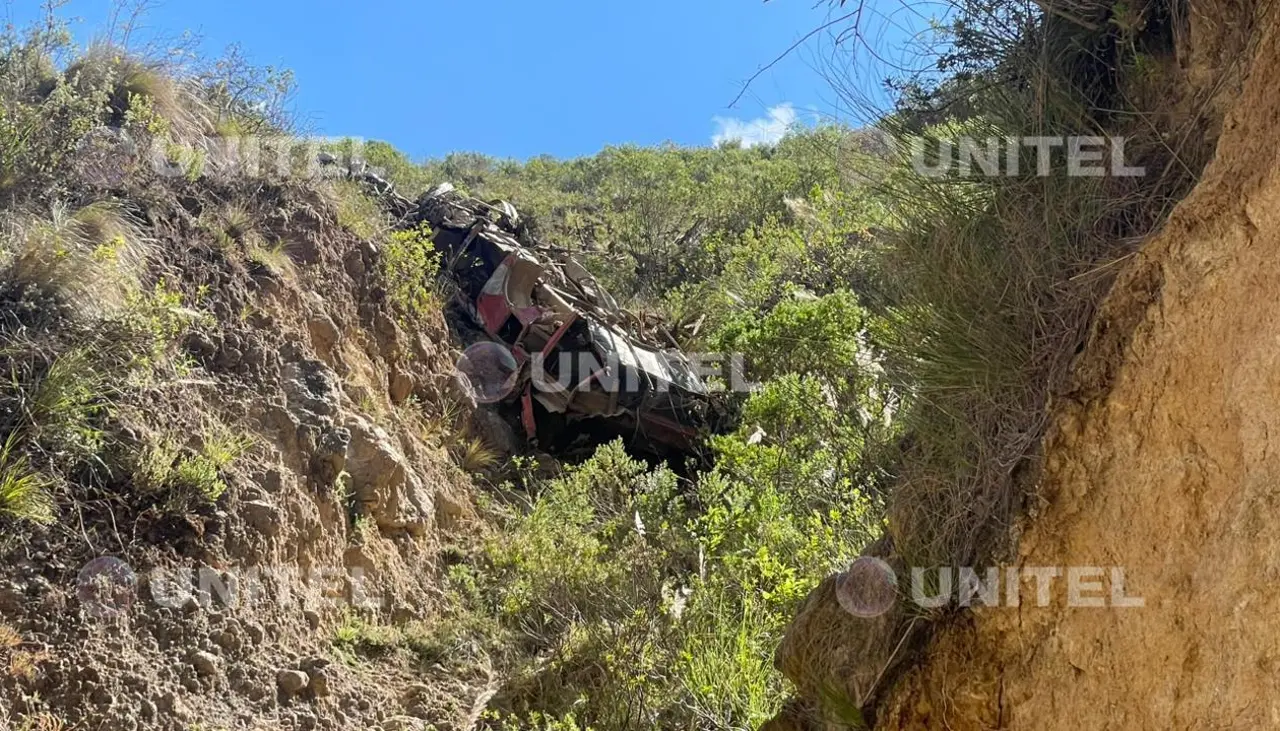 Accidente que dejó al menos 16 muertos fue protagonizado por un camión transformado en bus, según reporte policial Accidente que dejó al menos 16 muertos fue protagonizado por un camión transformado en bus, según reporte policial