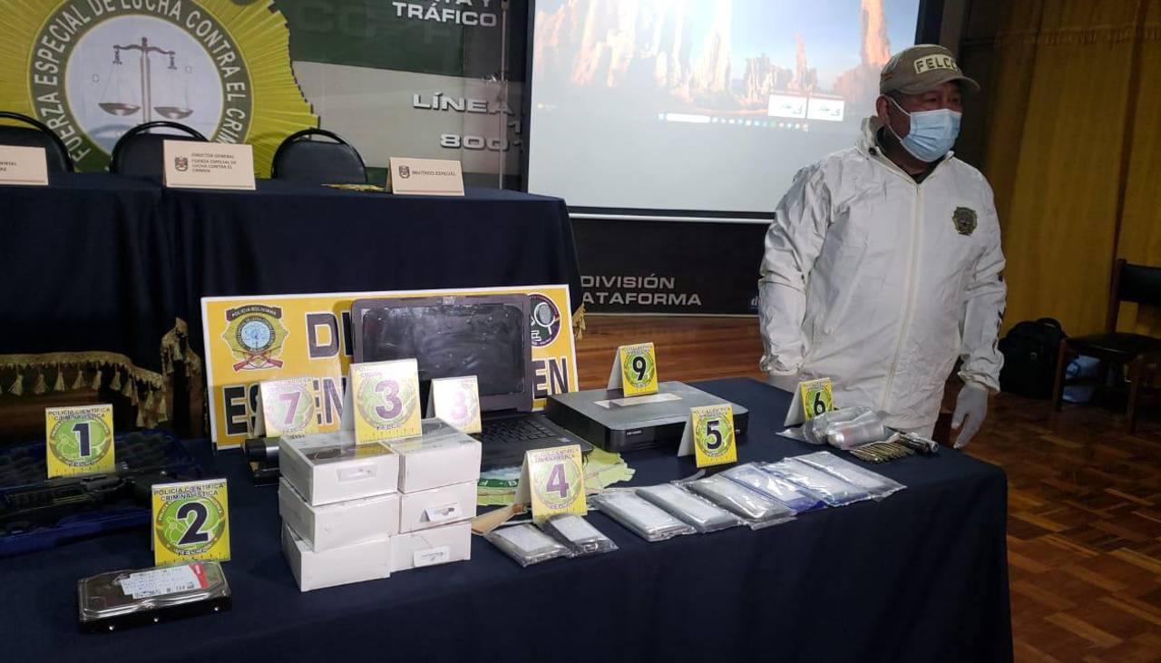 Tres policías y otros cuatro hombres son acusados de robar 600 celulares en El Alto Tres policías y otros cuatro hombres son acusados de robar 600 celulares en El Alto