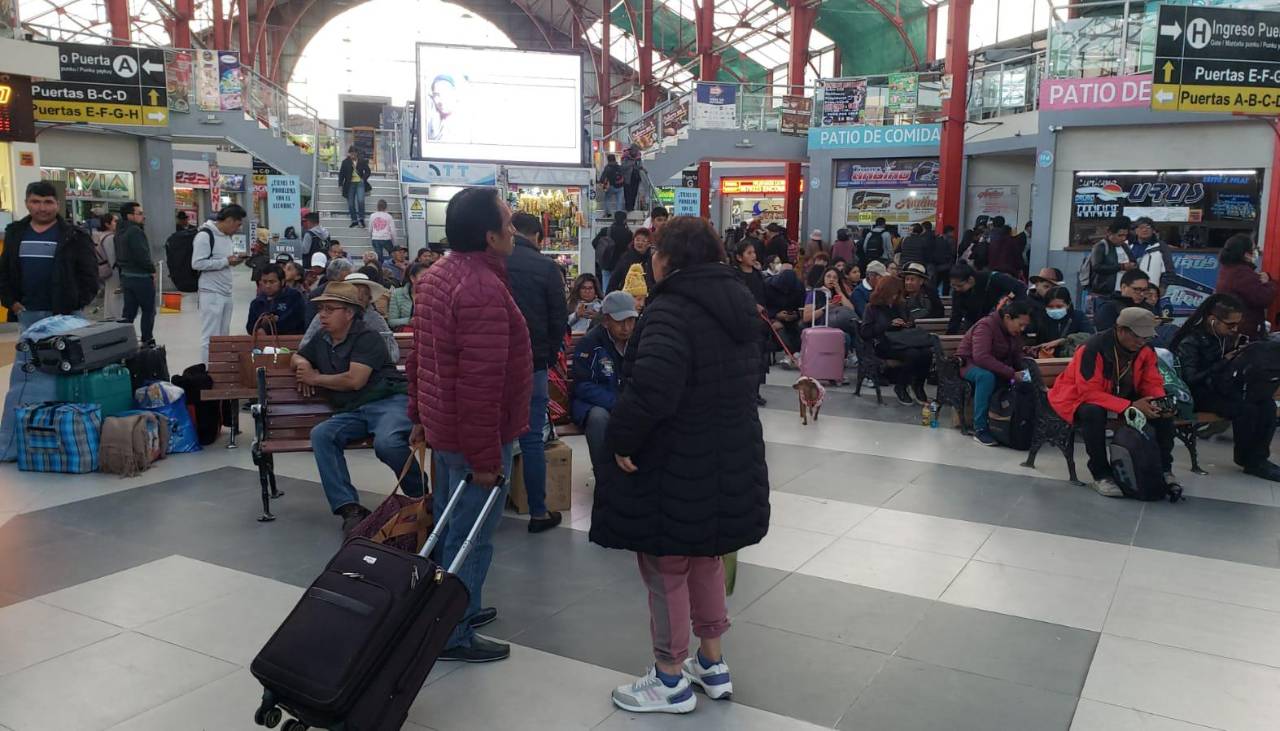 “Está caro el pasaje”: Viajeros se quejan por precio de pasajes y falta de buses; empresas dicen que no hay diésel  “Está caro el pasaje”: Viajeros se quejan por precio de pasajes y falta de buses; empresas dicen que no hay diésel