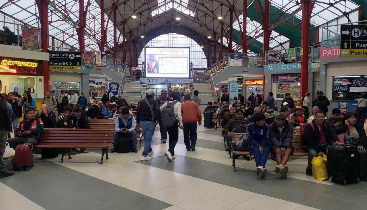Viajeros reportan aumento en el precio de pasajes en la Terminal de Buses de La Paz; operadoras dicen que no hay diésel  Viajeros reportan aumento en el precio de pasajes en la Terminal de Buses de La Paz; operadoras dicen que no hay diésel